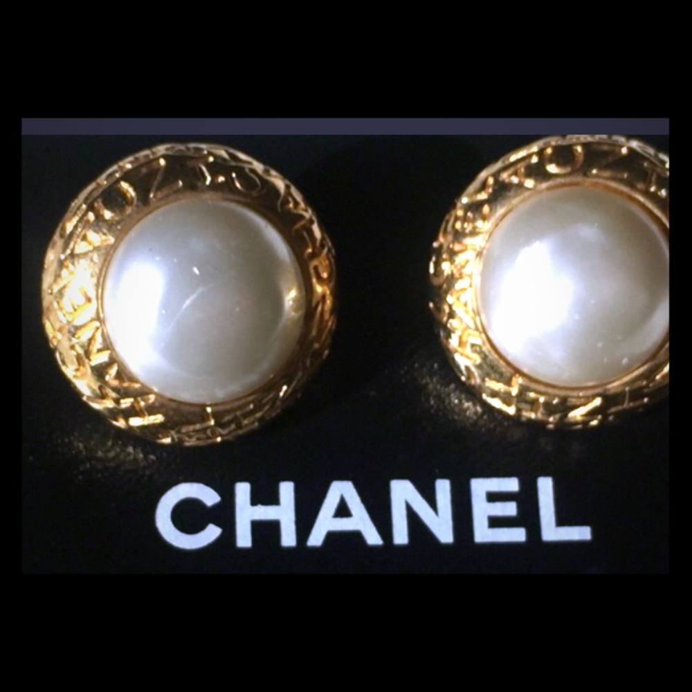 🔷 Vintage Chanel PEARL clip on earrings 🔷